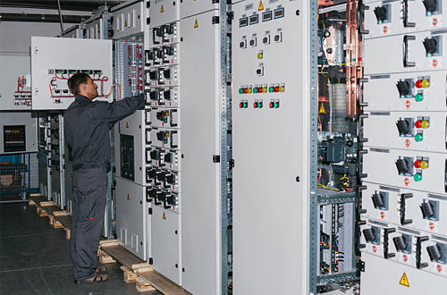 Low voltage switchgear တွင် short circuit overload ရှိသည်။